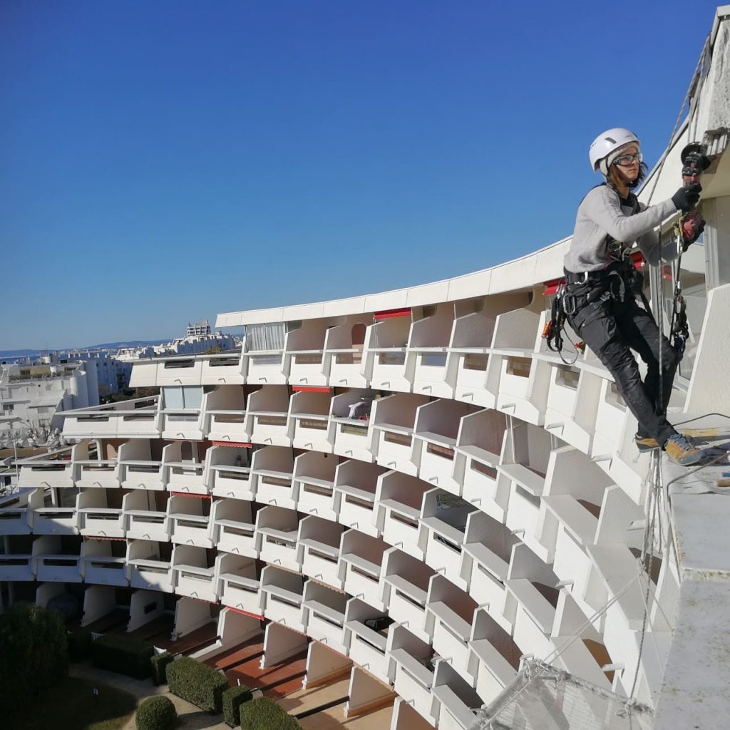 Nettoyage d'une façade en hauteur sur corde sur résidence La Grande-Motte