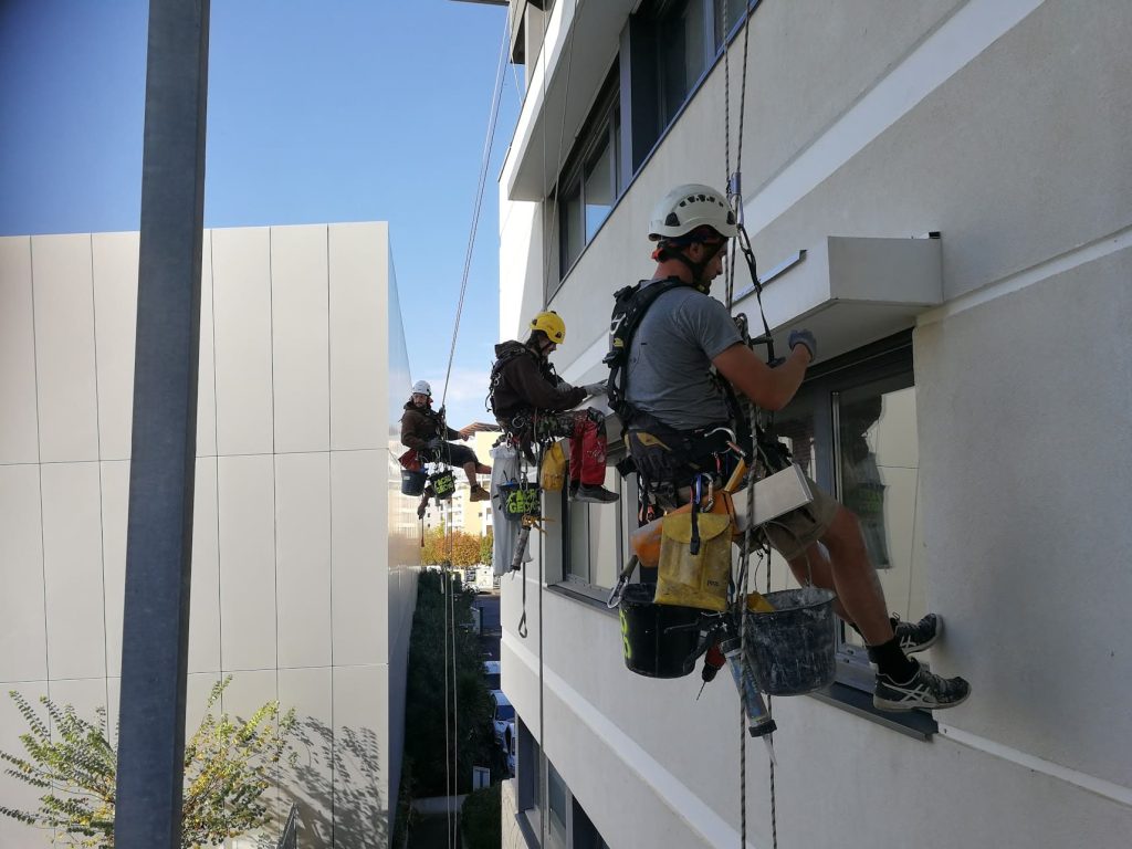 Reprise béton d'une façade sur résidence sénior à Sète proche de Montpellier - 3 Cordistes Acrogecko en rappel