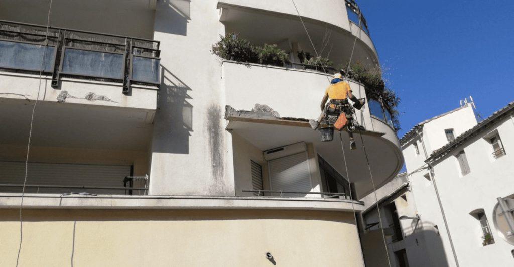 Travaux en hauteur de reprise de béton sur habitation en centre-ville de Toulouse - Acrogecko expert en travaux acrobatiques