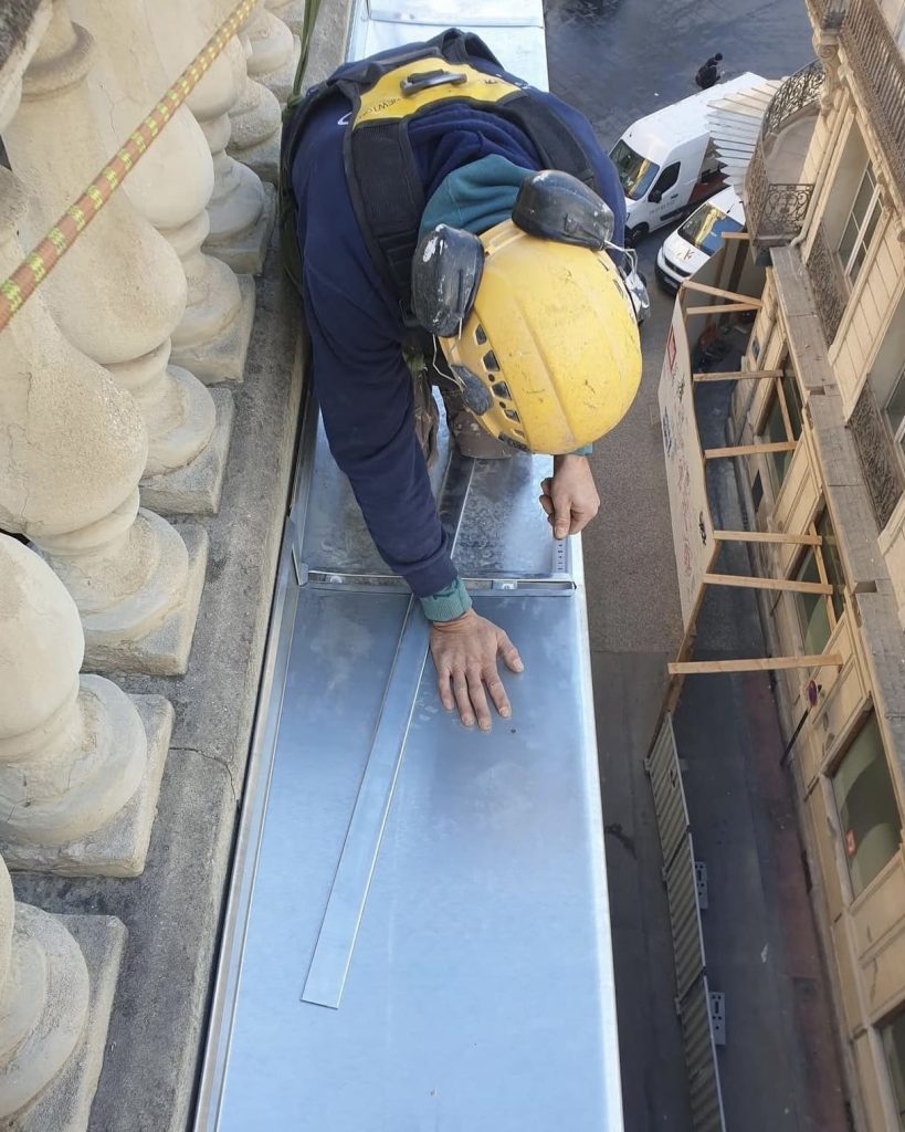 Cordiste en intervention sur toiture à Montpellier pour la pose d’un entablement en zinc