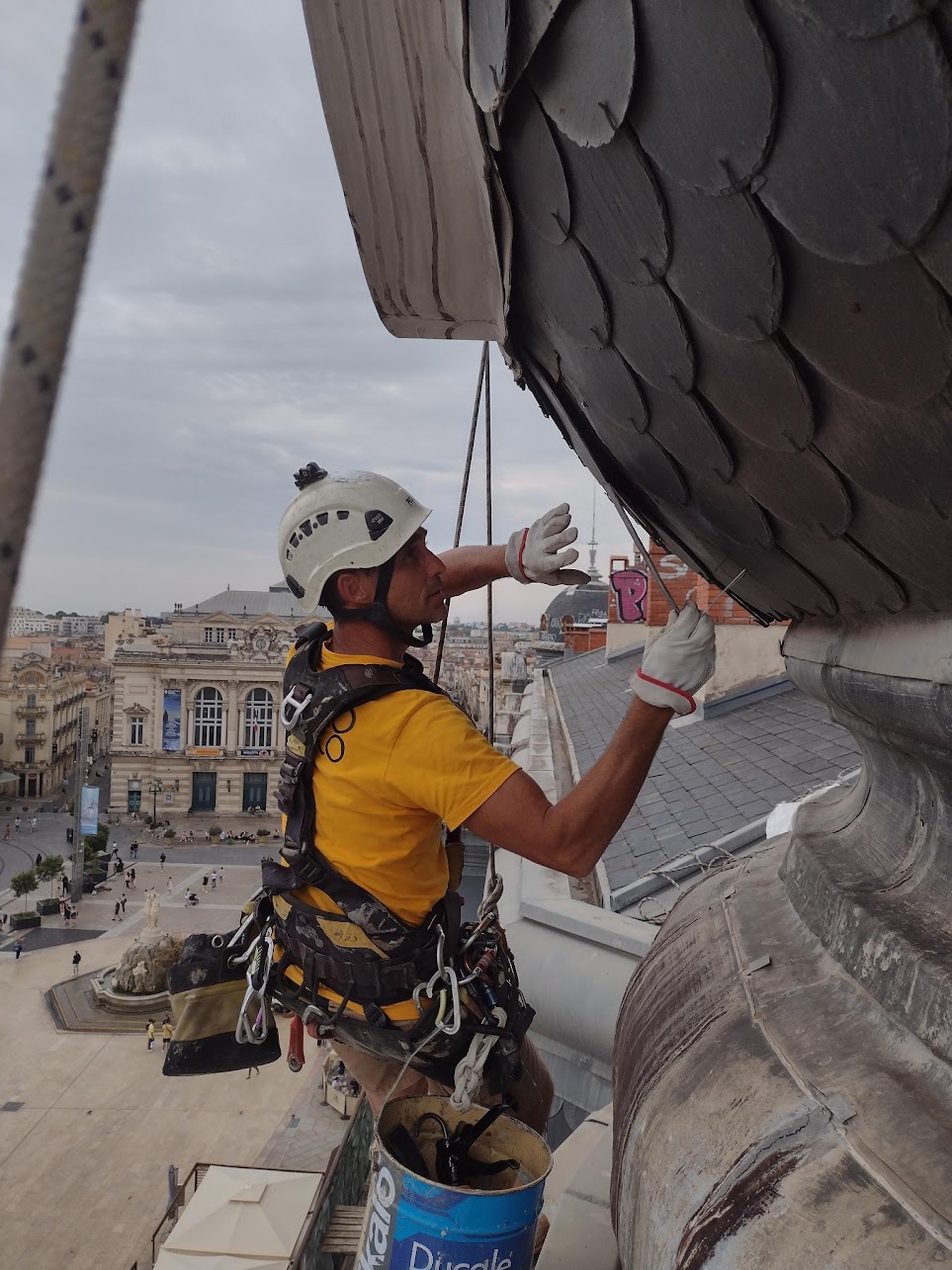 Travaux en hauteur sur corde : Rénovation d’un puit de lumière dans le centre historique de Montpellier
