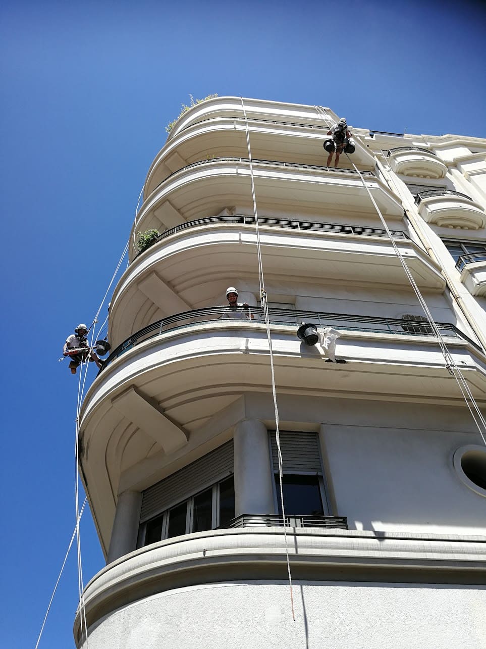 Nos cordistes en rappel pour la maintenance d'une résidence en centre-ville de Montpellier - Acrogecko Travaux Acrobatiques