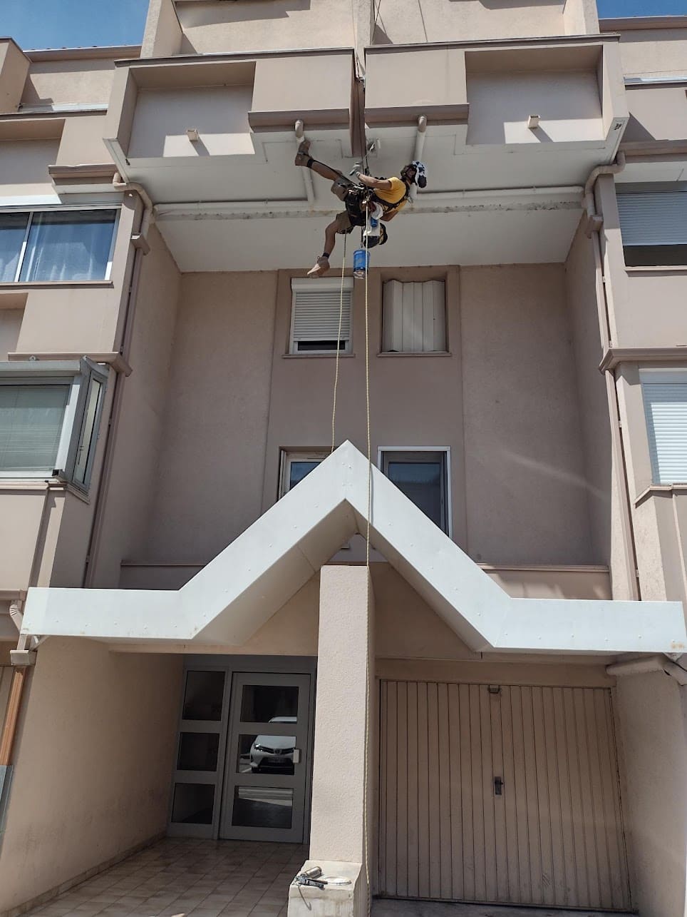 Travaux acrobatiques sur façade d'une résidence à Montpellier - Acrogecko Cordiste Montpellier