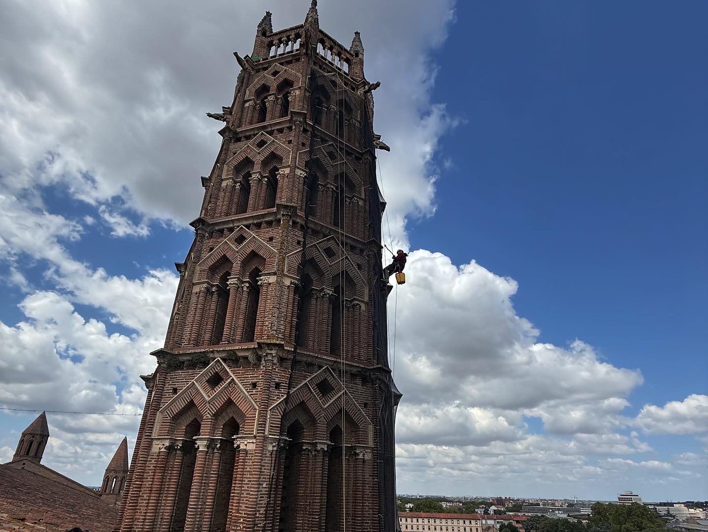 Photo d'un cordiste Acrogecko - Pose filet anti chute façade nord du Couvent des Jacobins Toulouse