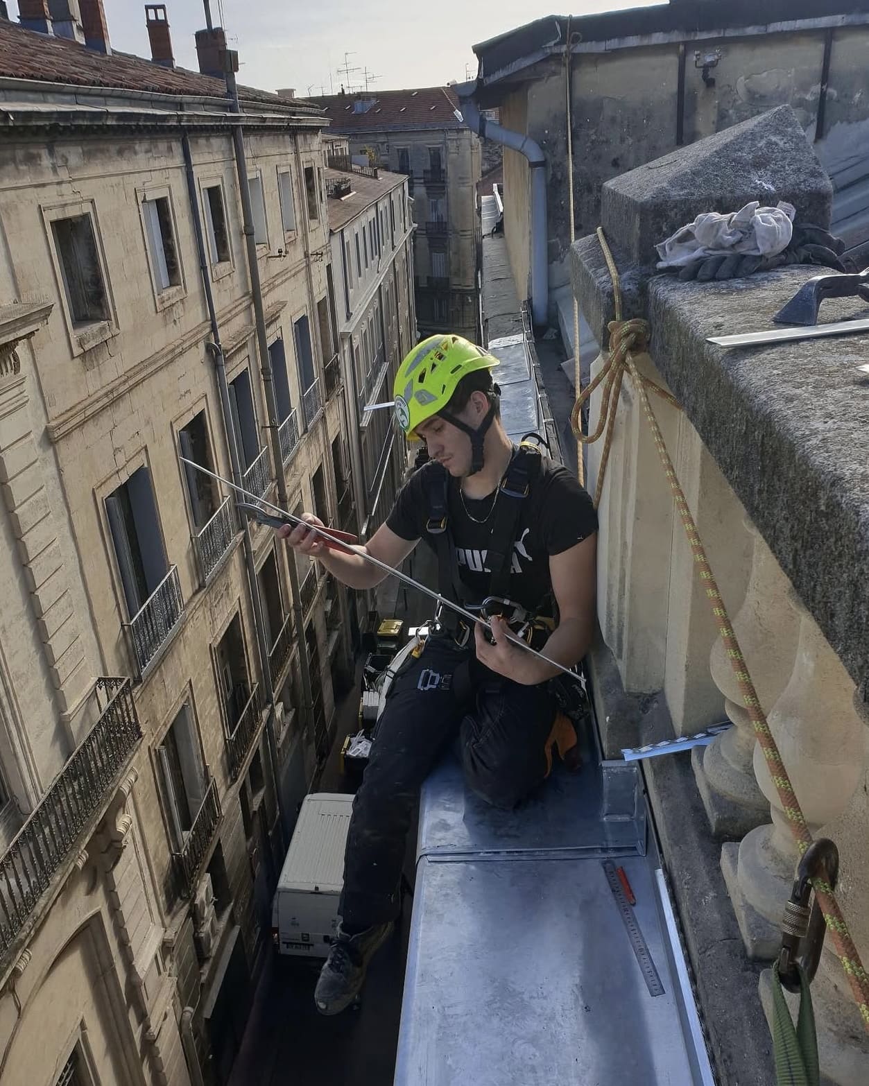 Pose de zinc sur corniche par un cordiste spécialisé en travaux acrobatiques